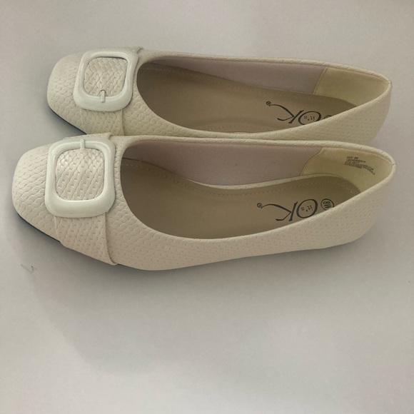 Casual Dress Shoes, Color Cream, Size 7 1/2, used $7.00 - Picture 2 of 3